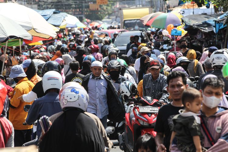 bSuasana Pasar Anyar Kota Bogor di tengah aturan Pembatasan Sosial Berskala Besar karena pandemi Covid-19, Sabtu (16/5/2020). Pasar Anyar Kota Bogor ramai pengunjung.