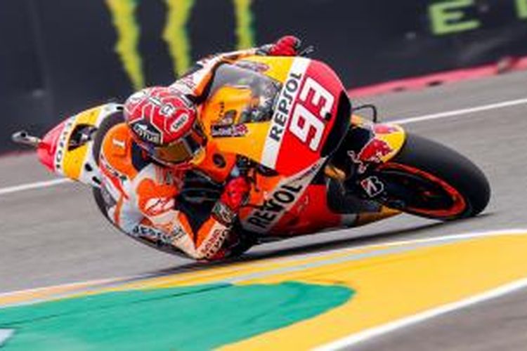 Pebalap Repsol Honda asal Spanyol, Marc Marquez, memacu motornya pada sesi kualifikasi GP Perancis di Sirkuit Le Mans, Sabtu (16/5/2015).