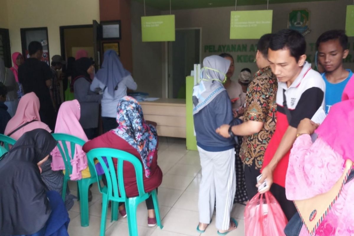 Terlihat warga memenuhi kantor Kecamatan Bekasi Barat untuk membuat Kartu Identitas Anak (KIA), Kamis (20/12/2018).
