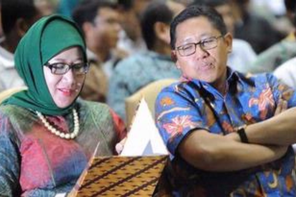 Ketua Umum Partai Demokrat Anas Urbaningrum (kanan) bersama anggota Presidium Majelis Nasional Korps Alumni Himpunan Mahasiswa Islam (KAHMI) Reni MArlinawati saat mengikuti pelantikan kader KAHMI di Jakarta, Selasa (5/2/2013). Terkait desakan mundur dari kursi Ketua Umum Parrtai Demokrat, Anas tidak mau menanggapinya. Ia mengatakan lebih berkonsentrasi menjalankan organisasi dan konsolidasi mempersiapkan pencalegan.