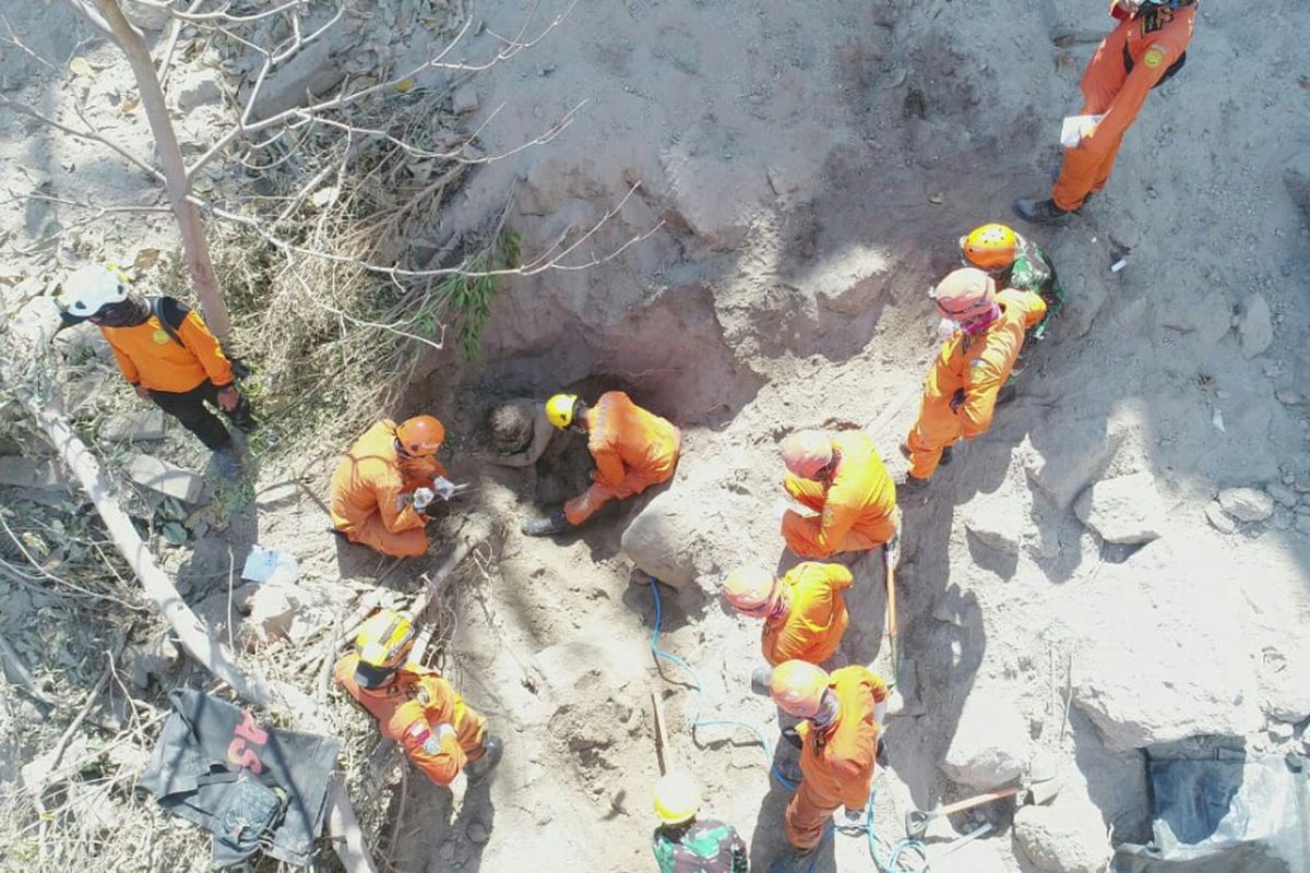 Tim SAR mengevakuasi korban gempa Lombok yang tertimbun longsor.