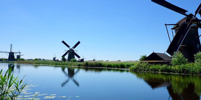 Desa Kinderdijk, desa kincir angin di Belanda.