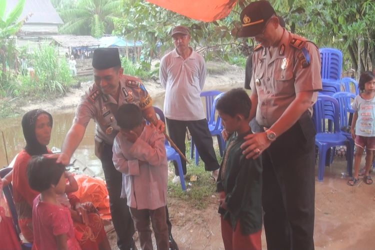 Kapolres Ogan Ilir AKBP Gazali Ahmad memberikan mendatangi rumah korban mutilasi di Ogan Ilir dan memberikan bantuan sembako pada istri korban yang sejak kejadian itu hidup bersama kelima anaknya yang mash kecil-kecil. 