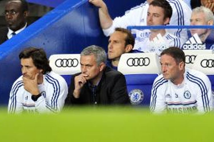 Pelatih Chelsea, Jose Mourinho (tengah), saat menyaksikan anak-anak didiknya bertanding melawan Fulham, di pentas Premier League, Sabtu (21/9/2013). 
