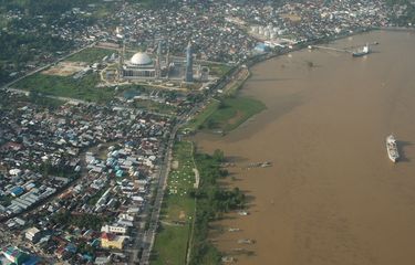 Kota Samarinda, Kalimantan Timur, dilihat dari atas. Kota yang dibelah oleh Sungai Mahakam ini kondang dengan julukan Tepian Mahakam. Sungai terpanjang di Kalimantan Timur ini memang menjadi salah satu urat nadi aktivitas seluruh warga kota.