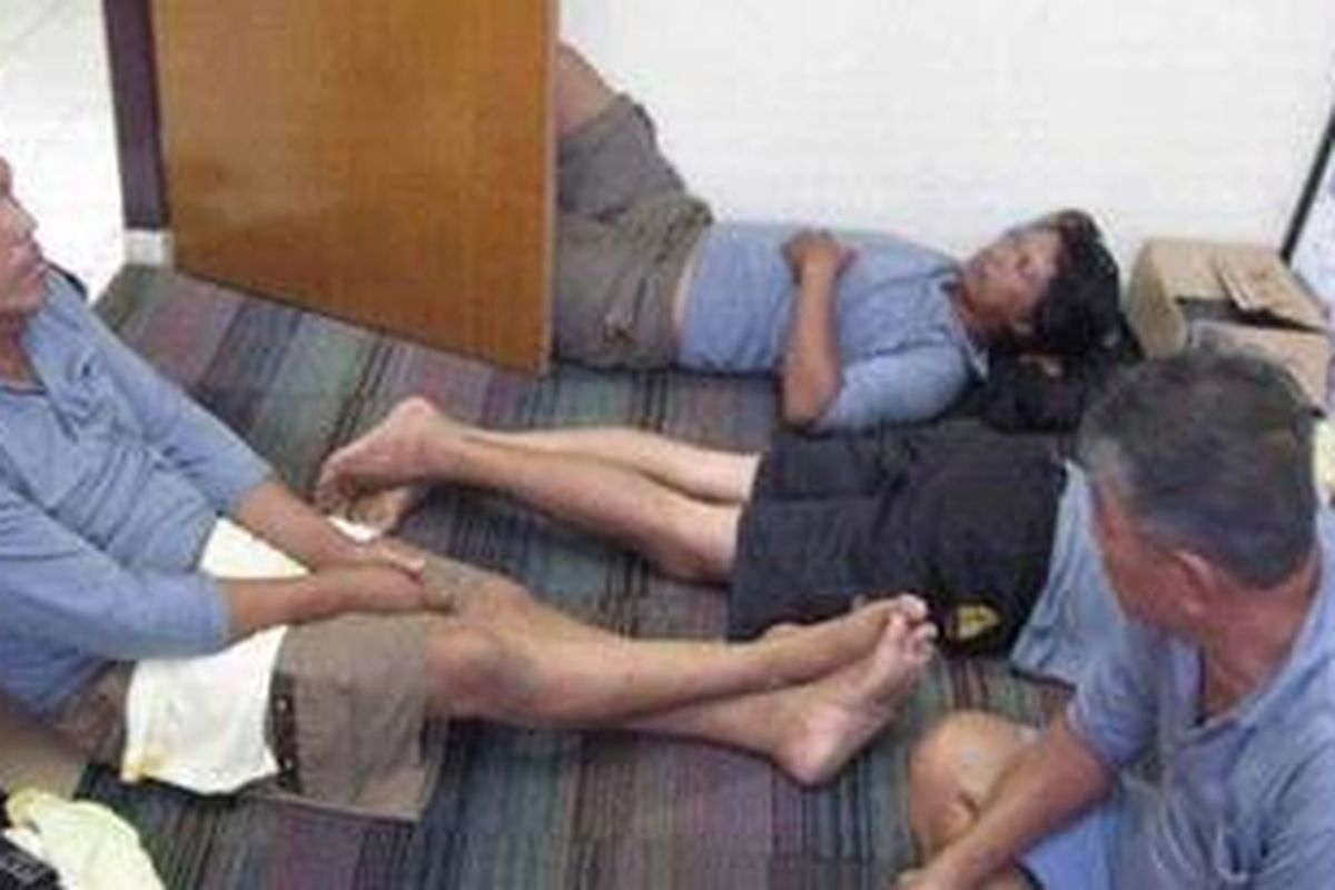 Tujuh nelayan Malaysia sedang istirahat di Kantor Ditpolair Polda Kepri di Batam, Minggu (15/8/2010). Mereka ditangkap petugas Kementerian Kelautan dan Perikanan (KKP) Kepri karena mencuri ikan di perairan Tanjung Berakit, Indonesia.
