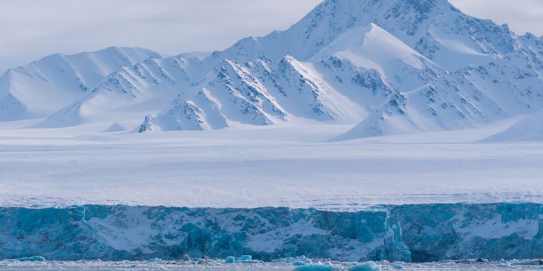 Salah satu tempat terdingin di planet Bumi. Pemandangan es alam dari gunung glasier di Spitsbergen Longyearbyen Svalbard, Samudra Arktik. 