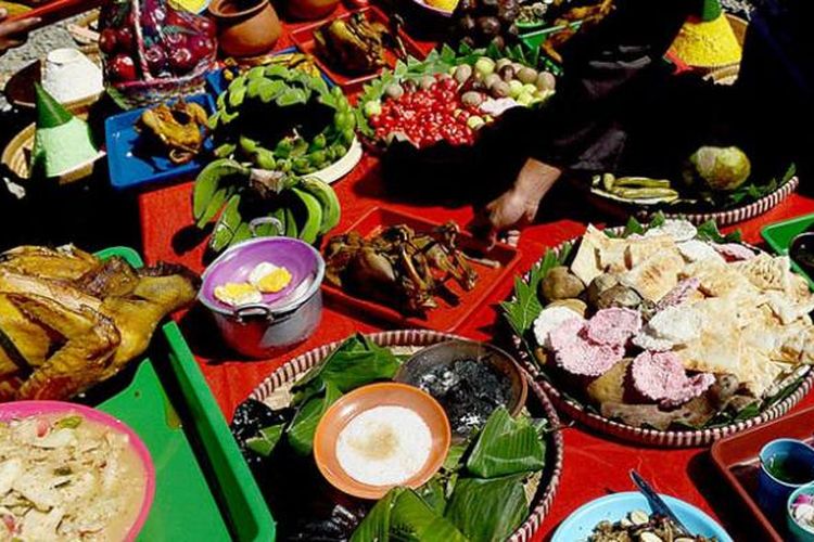 Menyiapkan sesaji dalam prosesi pemotongan rambut gimbal di Pegunungan Dieng, Banjarnegara, Jawa Tengah.