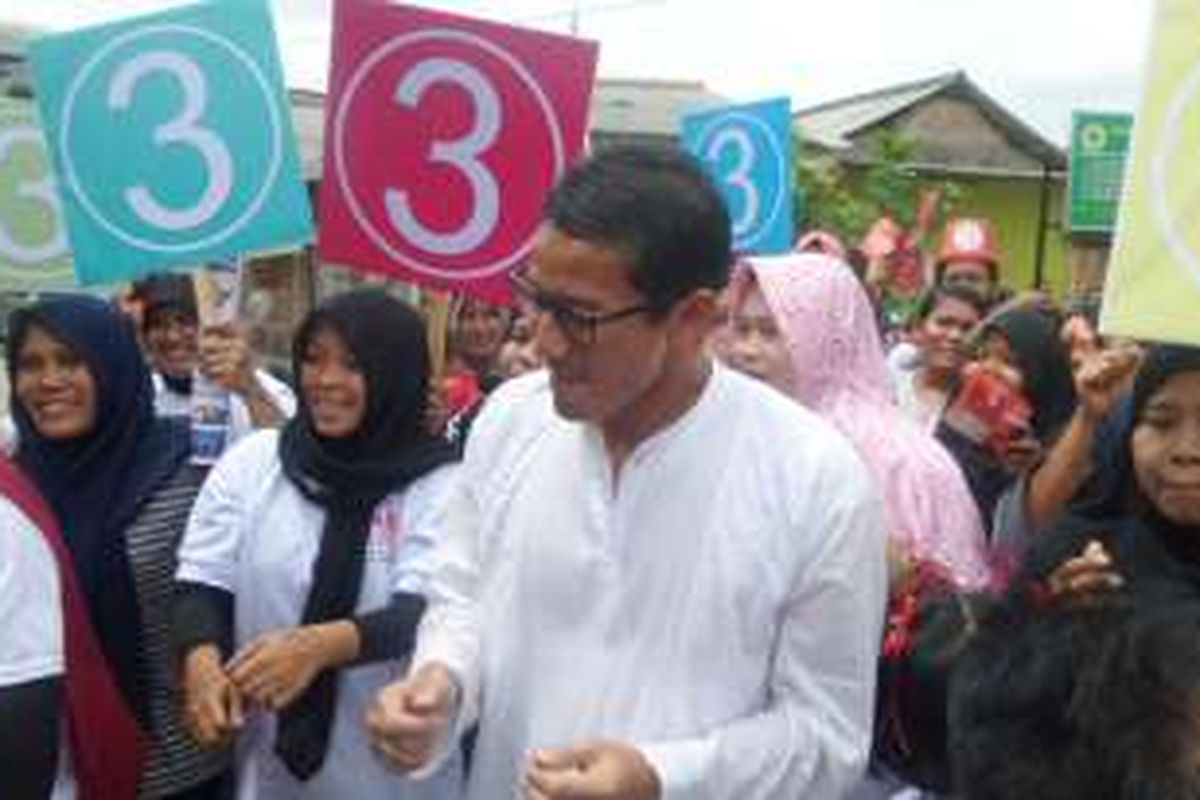 Sandiaga Uno saat mendatangi warga di Kelurahan Pegadungan, Kalideres, Jakarta Barat, Jumat (25/11/2016)