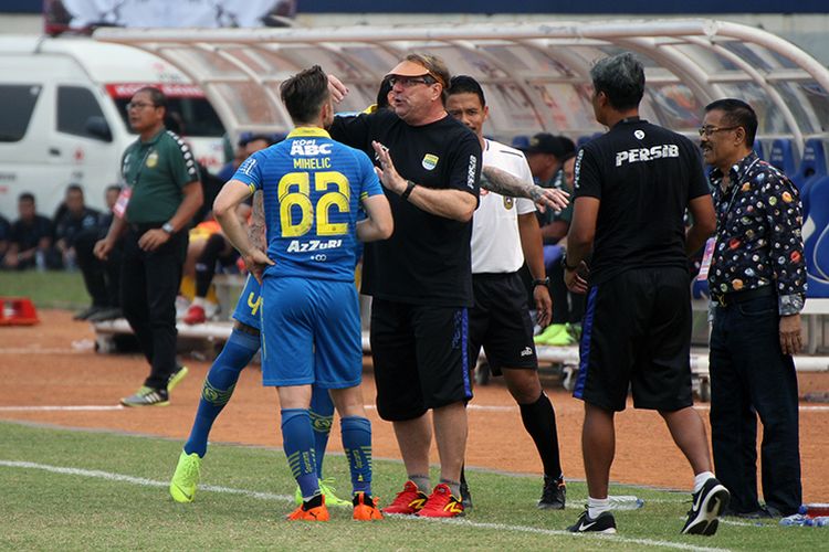 Pelatih Persib Bandung, Robert Alberts memberikan instruksi kepada Rene Mihelic saat Persib berhadapan dengan Bhayangkara FC 1-2, di Stadion Si Jalak Harupat, Kabupaten Bandung, Minggu (30/6/2019) sore WIB. (KOMPAS.com/SEPTIAN NUGRAHA)