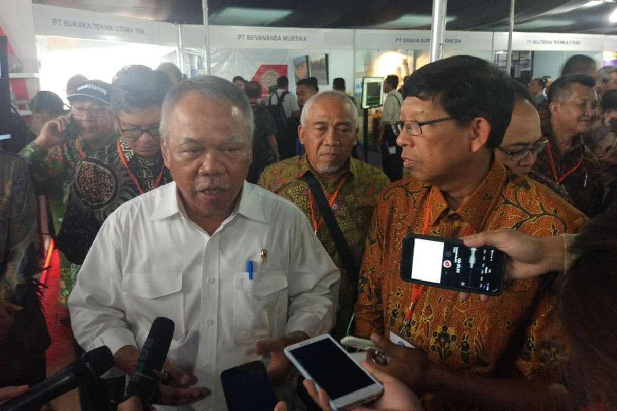 Menteri Pekerjaan Umum dan Perumahan Rakyat Basuki Hadimuljono dan Ketua Umum Himpunan Pengembangan Jalan Indonesia Hediyanto W. Husaini saat Konferensi Regional Teknik Jalan (KRTJ) ke-14 di Hotel Mercure, Jakarta, Selasa (17/4/2018).