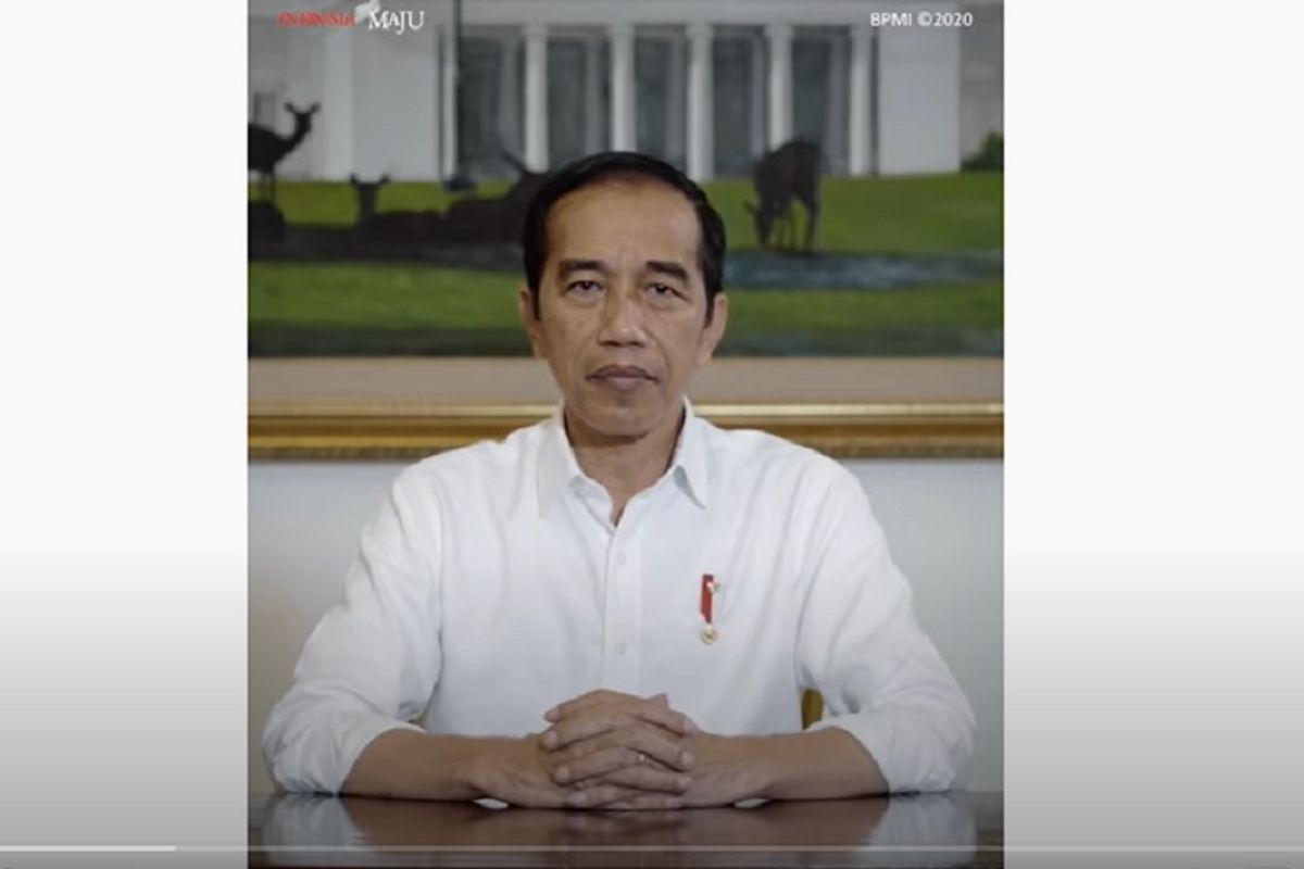 Presiden Joko Widodo saat memberi imbauan kepada masyarakat agar disiplin mengikuti protokol kesehatan untuk mencegah penyebaran virus SARS-CoV-2. Kedisiplinan merupakan kunci mengatasi pandemi virus corona. Presiden mengemukakan itu dalam video yang diunggah Sekretariat Negara ke akunnya di Youtube, Sabtu (18/4/2020).