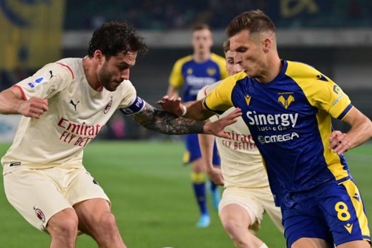 Davide Calabria (kiri) berebut bola dengan Darko Lazovic dalam laga Hellas Verona vs AC Milan pada pekan ke-36 Liga Italia 2021-2022 yang digelar di Stadion Marc Antonio-Bentegodi, Minggu (8/5/2022) malam waktu setempat.