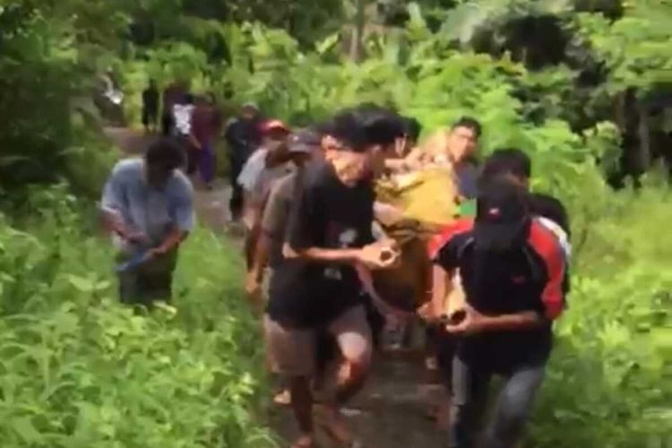 Suasana saat warga Kampung Sempeni, Lombok Barat menggotong mayat, Rabu (1/3/2023)