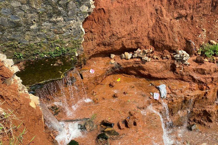 Penampakan aliran air irigasi yang ikut terkena imbas dari tanah longsor yang terjadi di Perumahan New Anggrek 2, Grand Depok City, Sukmajaya, Kota Depok, Selasa (7/5/2024).