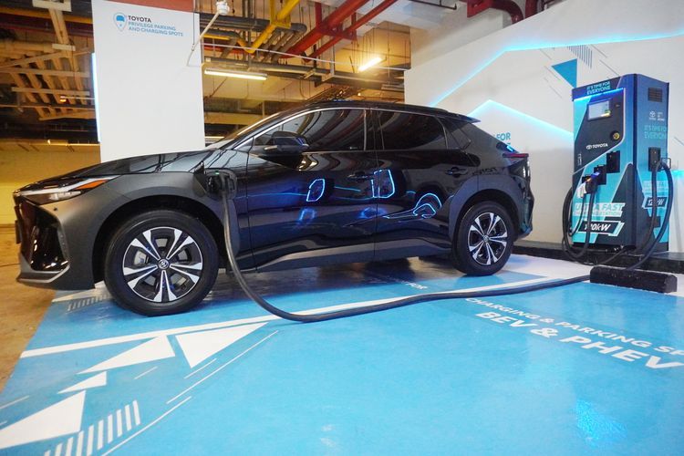 Charging spot Toyota yang ada di Mall Ashta District 8.