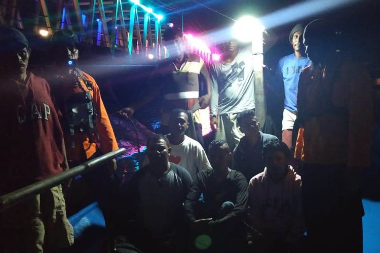 Kapal Cahaya Bahari yang sebelumnya dilaporkan hilang akhirnya ditemukan Tim SAR. Kapal yang mengangkut tujuh penumpang dan ABK itu kini baru saja bersandar di Pelabuhan Tual, Maluku Tenggara, Jumat (5/4/2019).  