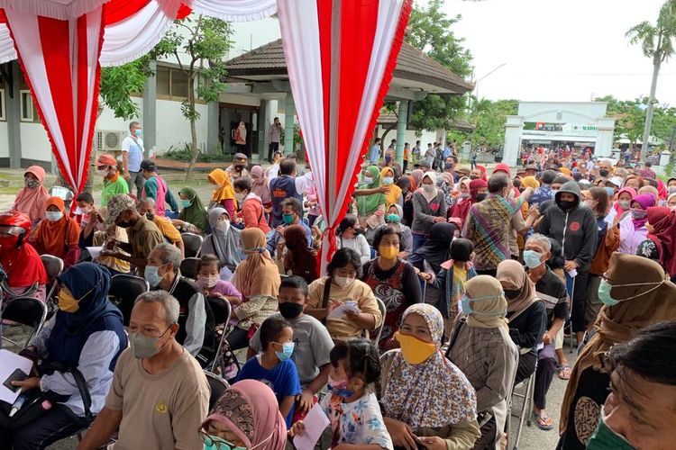 ANTRE--Ratusan rela mengantre di Kantor Bakorwil Jawa Timur di Madiun untuk membeli minyak goreng kemasan dalam operasi pasar minyak goreng murah yang digelar Pemprop Jatim, Selasa (15/2/2022).