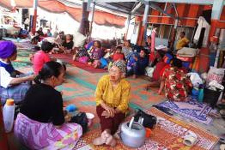 Pengungsi Gunung Sinabung dari Desa Mardingding di salah satu posko pengungsian