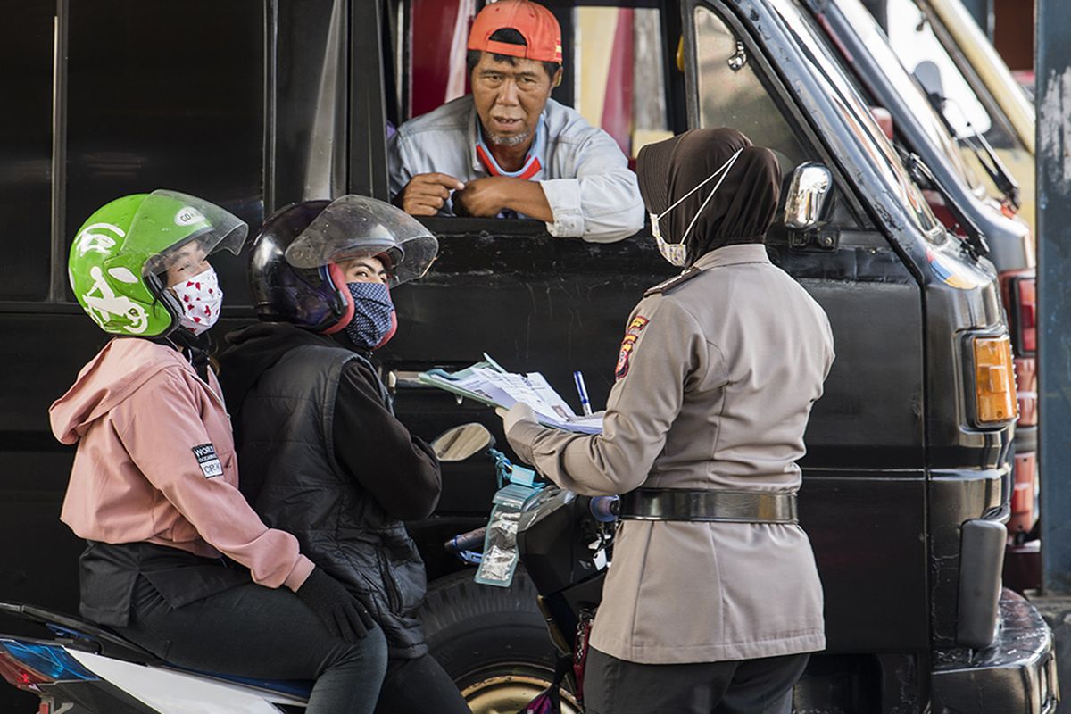 Petugas memberikan teguran tertulis kepada warga saat Pembatasan Sosial Berskala Besar (PSBB) di Bandung Raya, Setiabudi, Bandung, Jawa Barat, Rabu (22/4/2020). Pemprov Jawa Barat mulai memberlakukan (PSBB) Kota Bandung, Kota Cimahi, Kabupaten Bandung, Kabupaten Bandung Barat, dan Kabupaten Sumedang dalam rangka percepatan penanganan COVID-19 selama 14 hari dimulai pada 22 April hingga 5 Mei 2020.