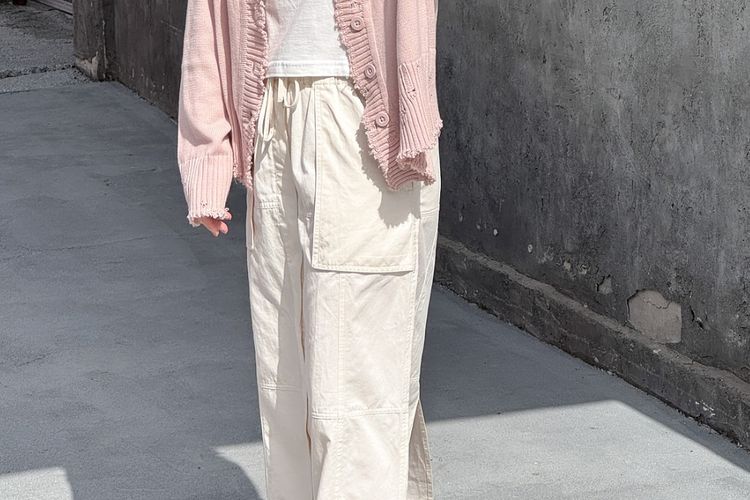 Cardigan kini jadi fashion esensial. Intip 7 rekomendasi brand lokal dengan bahan lembut, nyaman, dan desain stylish untuk berbagai gaya.