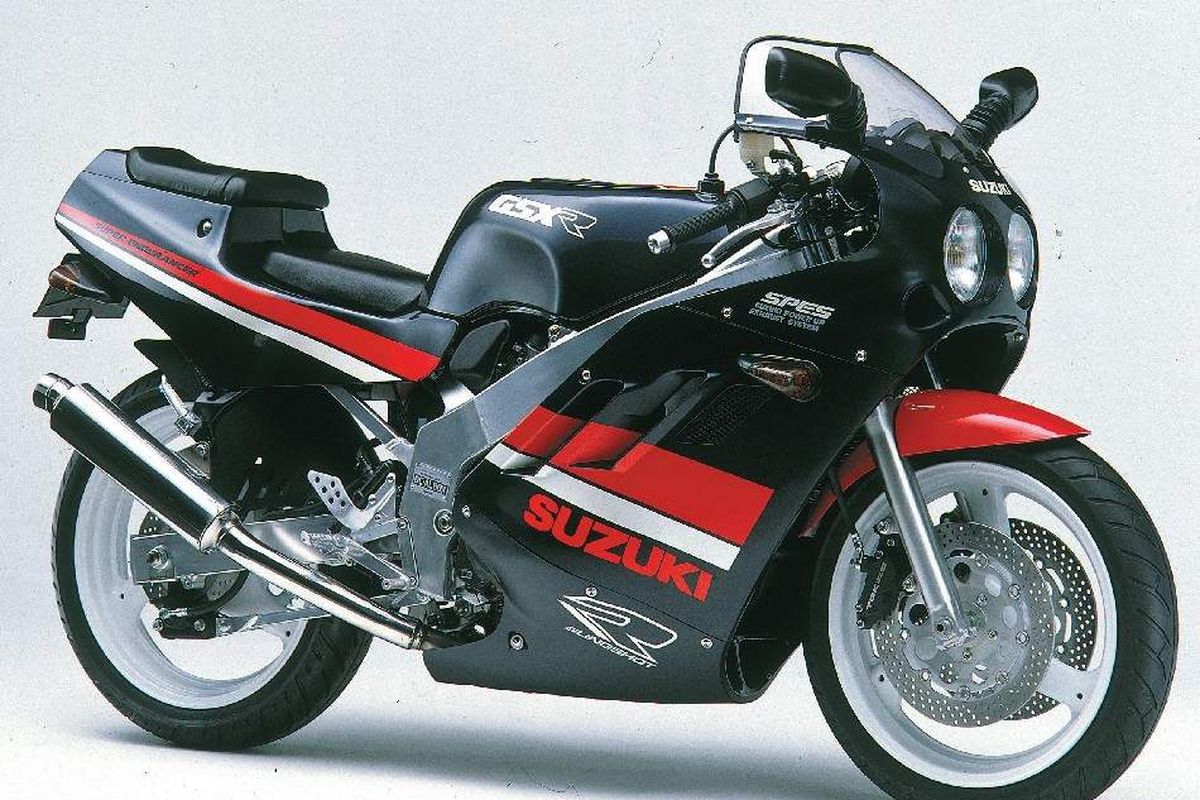 Suzuki GSX-R400, moge jadul yang komponennya biasa dijadikan limbah moge
