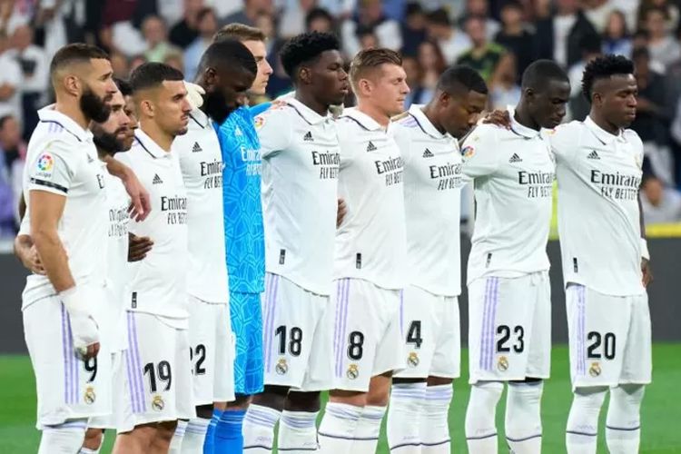 P?ara pemain Real Madrid mengheningkan cipta untuk para korban di Stadion Kanjuruhan Malang, sebelum bertanding melawan Osasuna dalam pertandingan lanjutan La Liga, Minggu (2/10/2022).