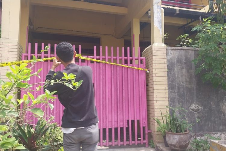 Rumah di Jalan Serayu, Kelurahan Bunulrejo, Kecamatan Blimbing, Kota Malang pada Minggu (31/12/2023) diberi garis polisi yang menjadi diduga lokasi pembunuhan dan mutilasi.