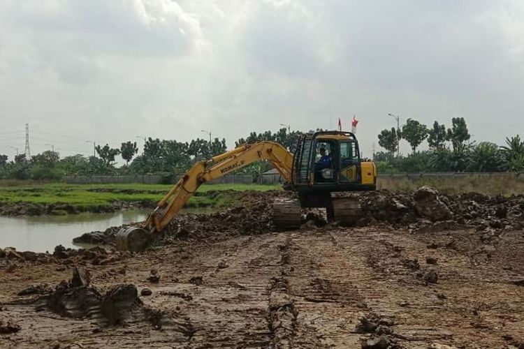 Sebuah waduk berbentuk cincin dibangun di sisi timur dan barat area TPU Rorotan, Kelurahan Rorotan, Kecamatan Cilincing, Jakarta Utara sebagai upaya pencegahan banjir.