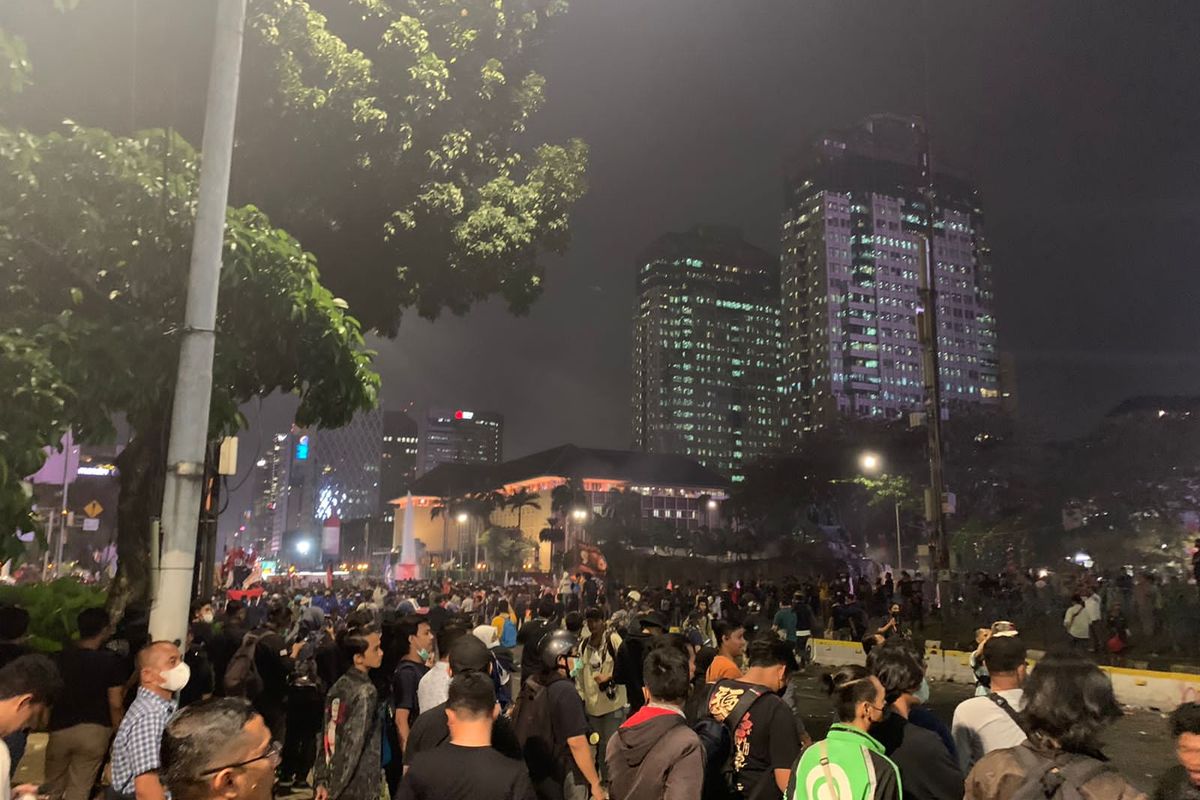 Massa aksi tolak kenaikan harga BBM dari buruh hingga mahasiswa membubarkan diri dari kawasan Patung Kuda, Jakarta Pusat, Selasa (13/9/2022) sekitar pukul 20.00 WIB.