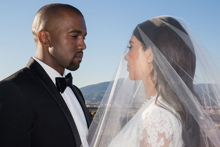 Kim Kardashian mengunggah kembali foto-foto pernikahannya dengan Kanye West lewat akun Instagramnya. Ini dilakukan Kim dalam rangka perayaan ulang tahun kelima pernikahan mereka.