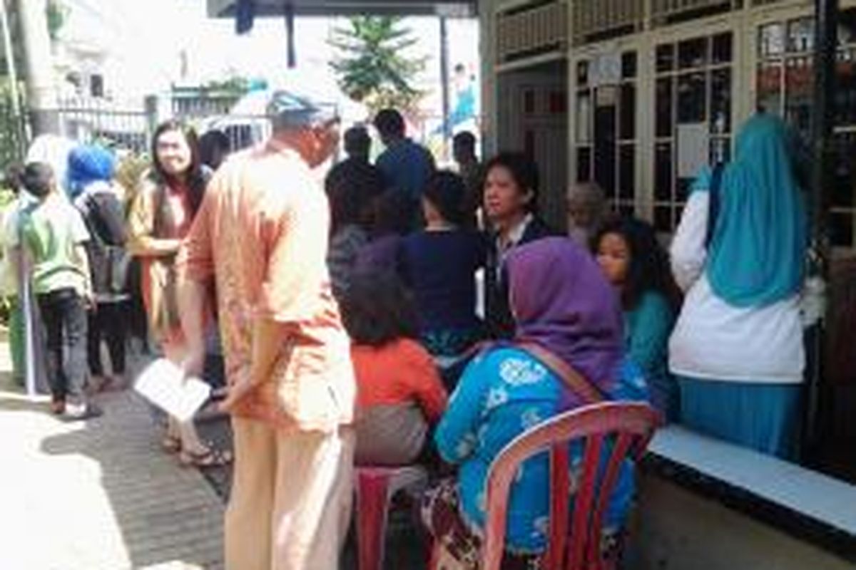 Puluhan warga Kelurahan Bendungan Hilir tampak antusias mengikuti pemungutan suara ulang di TPS 05, Bendungan Hilir, Jakarta, Sabtu (19/7/2014).