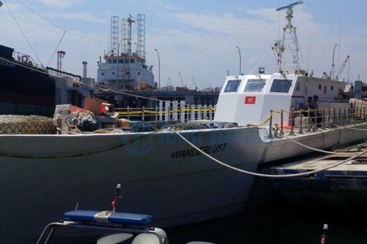 Kapal Wanderlust yang diduga membawa 1 ton sabu yang diamankan oleh Bea dan Cukai (BC) Batam masih bersandar di pelabuhan milik BC Batam di kawasan Tanjung Uncang, Senin (17/7/2017).