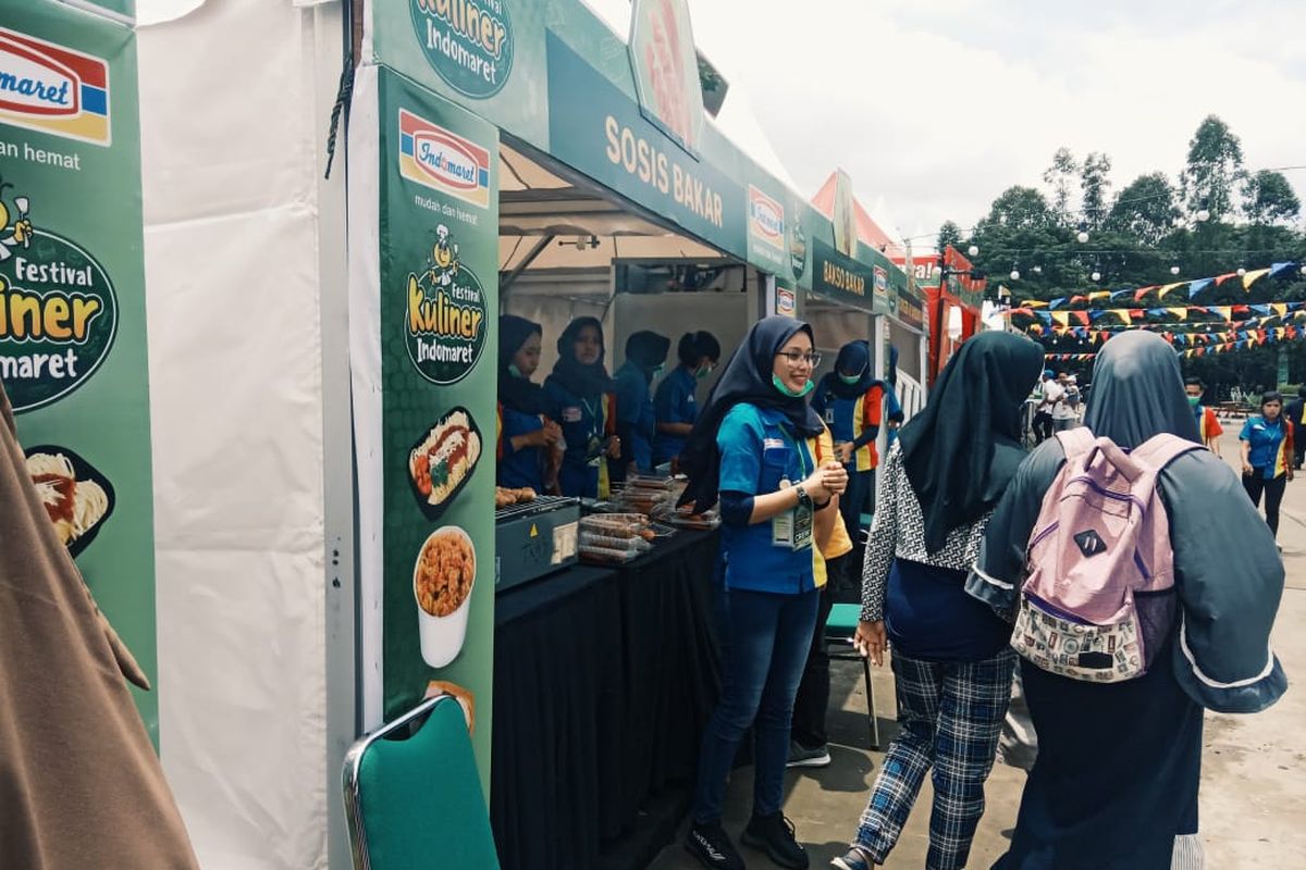 Stand makanan di Festival Kuliner Indomaret.