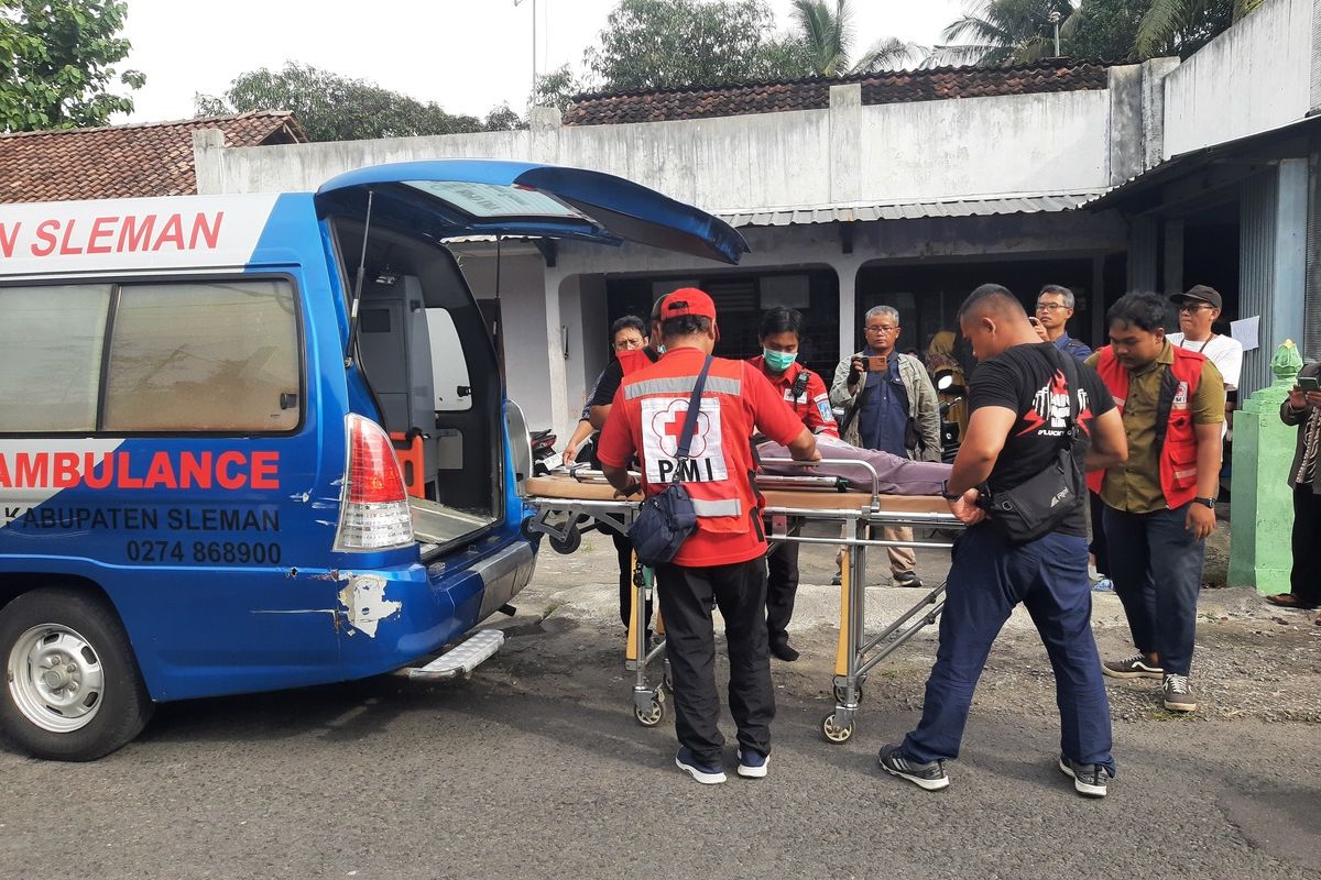 Satu orang warga Krasakan, Lumbungharjo, Kapanewon Tempel, Kabupaten Sleman yang mengalami keracunan saat hendak dirujuk ke rumah sakit menggunakan mobil ambulan.