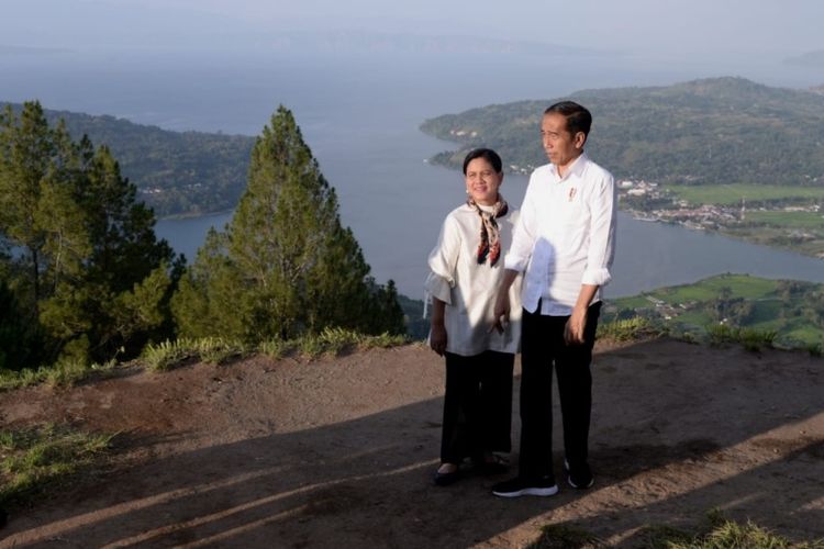 Presiden Jokowi meninjau Sipinsur Geosite di Kabupaten Humbang Hasundutan, Provinsi Sumatera Utara, Senin (29/7/2019).