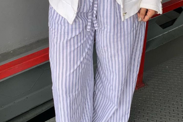 Motif garis selalu jadi andalan. Ini 6 rekomendasi celana stripe brand lokal yang nyaman, stylish, dan cocok dipakai harian hingga ke kantor.