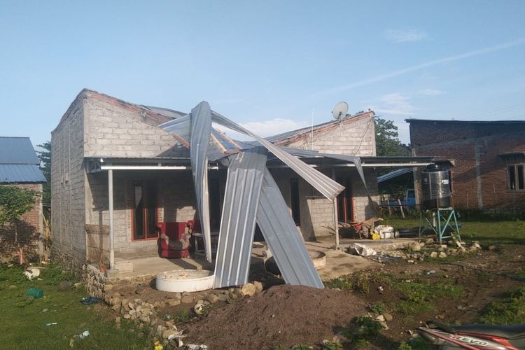 Rumah warga rusak disapu angin puting beliung di Kabupaten Dompu, Nusa Tenggara Barat (NTB), Sabtu (31/12/2022).