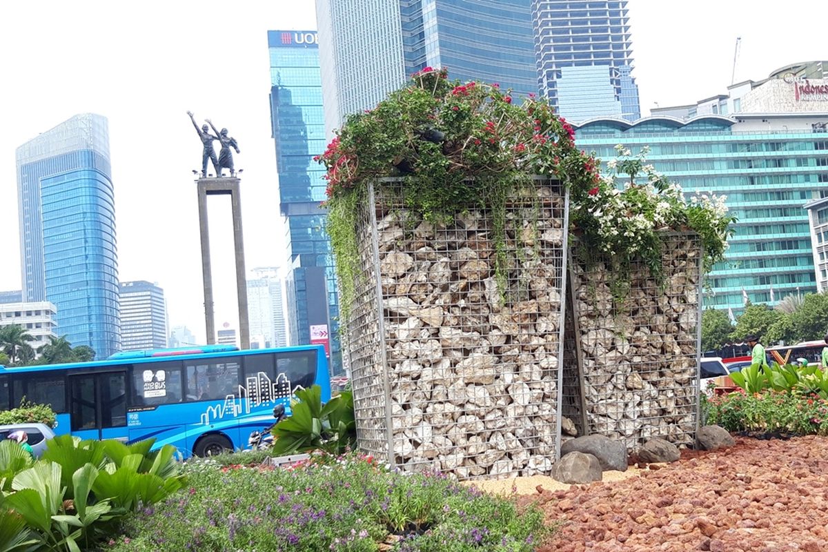 Instalasi gabion yang dibuat dari batu bronjong di Bundaran HI, Jakarta Pusat, Kamis (22/8/2019)