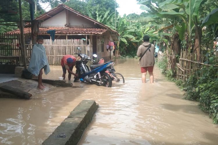 Kampung Mujiah, Desa Mukarmulya, Kecamatan Telukjambe Barat merupakan salah satu wilayah yang jadi langganan banjir di Kabupaten Karawang, Jawa Barat.
