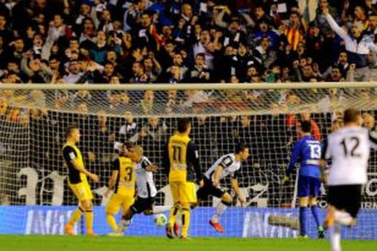 Striker Valencia, Helder Postiga, saat mencetak gol ke gawang Atletico Madrid pada leg pertama 16 besar Copa del Rey di Stadion Mestalla, Selasa (7/1/2014). Kedua tim bermain imbang 1-1 pada laga tersebut. 