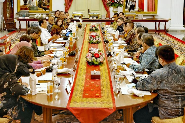 Presiden Joko Widodo saat bertemu dengan para pimpinan media nasional, podcaster dan pegiat media sosial di Istana Kepresidenan, Jakarta, Senin (29/5/2023).