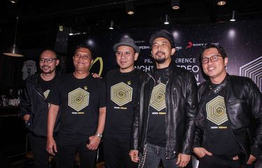 Press conference Launching Video clip Padi Reborn Menanti Keajaiban di BREWERKZ, Senayan City, Jakarta  Pusat Rabu(5/2/2020).  Video Klip dan juga film pendek Menanti Keajaiban merupakan karya sutradara Angga Dwimas Sasongko.