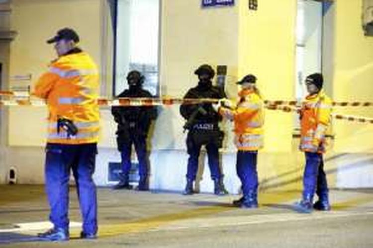 Polisi berjaga-jaga di luar Islamic Center di pusat kota Zurich, Swiss, Senin (19/12/2016) malam pasca serangan seorang pria bersenjata.
