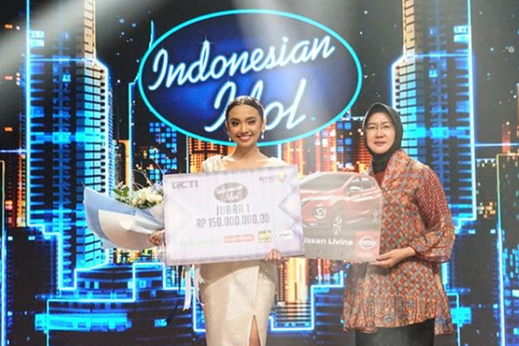 Lyodra Ginting menerima hadiah sebagai pemenang Indonesian Idol X.