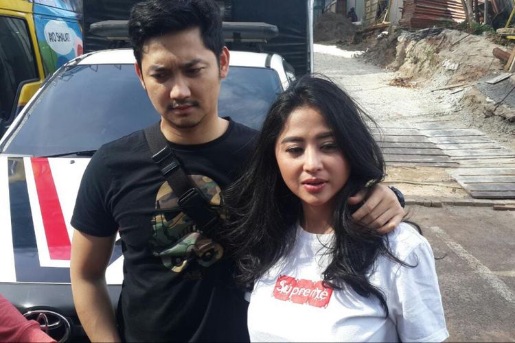 Pedangdut Dewi Perssik didampingi suaminya Angga Wijaya saat ditemui di kawasan Mampang, Jakarta Selatan, Jumat (28/12/2018).