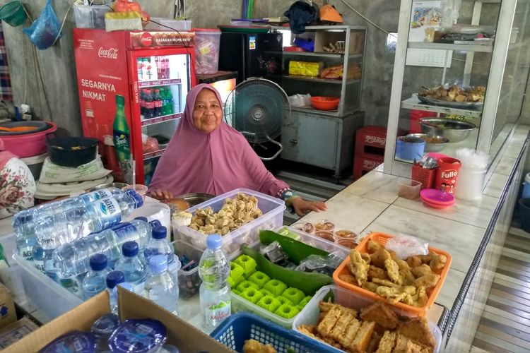 Warung makan ini dikenal dengan nama Kantin Mem. Lokasinya berada di sebelah Puslit SDAL, Pusat Jasa Ketenagakerjaan. Berdekatan dengan Fakultas Ilmu Budaya USU. Pemilik kantin, Ermiyati (63) yang selalu menyapa dengan ramah.