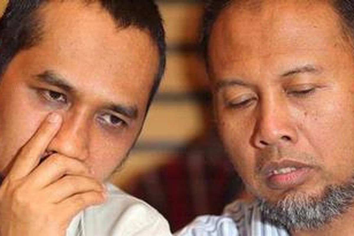 Ketua Komisi Pemberantasan Korupsi (KPK) Abraham Samad berdiskusi dengan Wakil Ketua KPK Bambang Widjojanto.