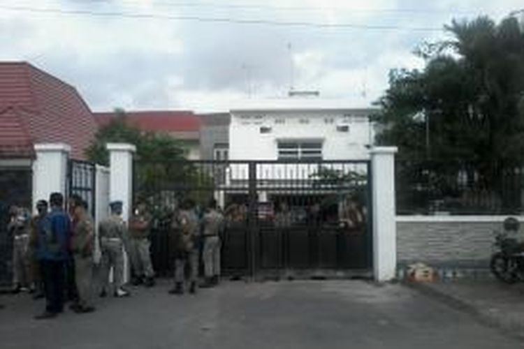 Situasi rumah jabatan (Rujab) Walikota Makassar di Jl Penghibur pasca penikaman terhadap seorang pendemo dari kalangan mahasiswa, Jumat (9/1/2015).