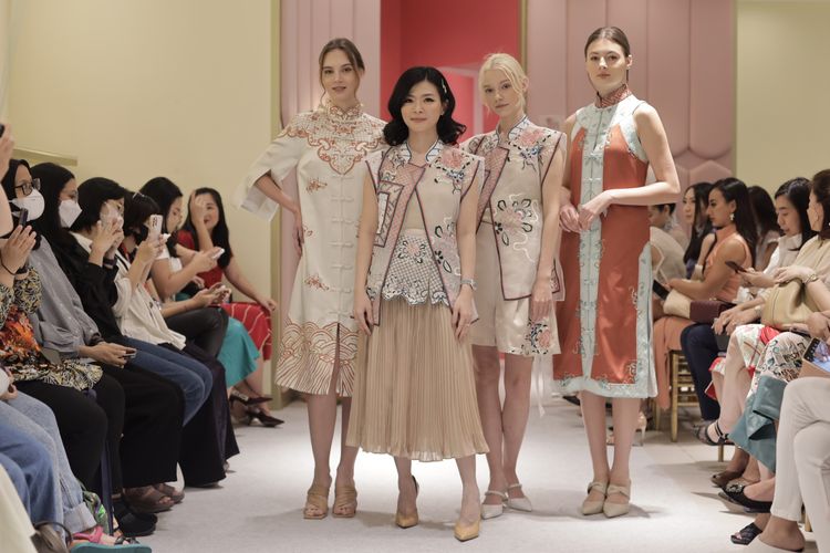 Merek fesyen lokal Sissae kembali meluncurkan koleksi Chinese New Year bertajuk The Tale of Nü Wa untuk menyambut Tahun Kelinci Air 2023 di Plaza Senayan, Jakarta, Senin (12/12/2022).
